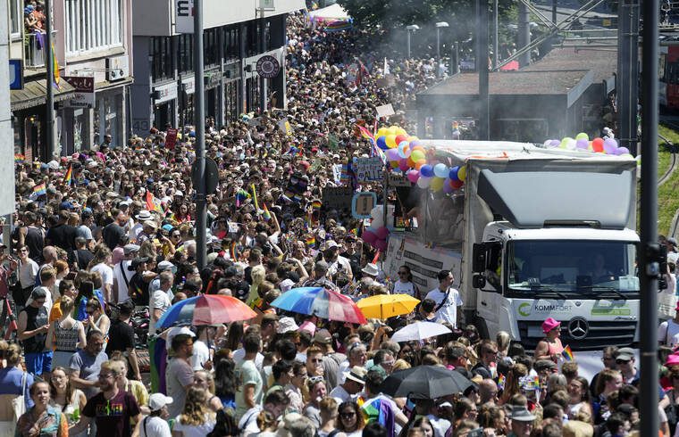 ASSOZIIERTE PRESSE Teilnehmer der Cologne Pride-Rallye marschieren durch die Kölner Innenstadt.  Die diesjährige Parade zum schwulen Christopher Street Day (CSD) mit tausenden Demonstranten für LGBTQ-Rechte ist die erste nach der Coronavirus-Pandemie, die von Hunderttausenden Zuschauern auf den Straßen Kölns verfolgt wird.