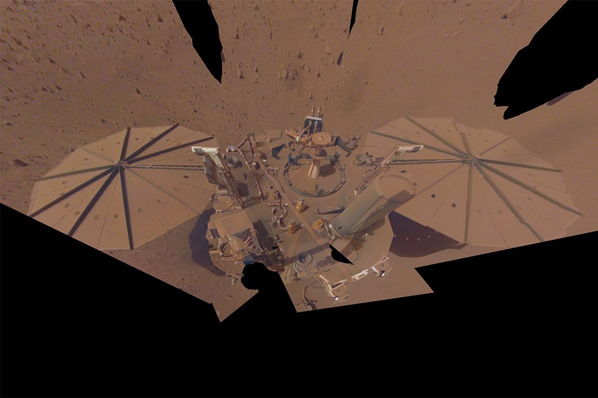 Dieses Bild zeigt das letzte Selfie von InSight mit staubbedeckten Solarmodulen am 24. April 2022 oder Sol 1211.