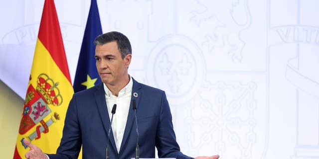 Spaniens Premierminister Pedro Sanchez spricht am Freitag, den 29. Juli 2022, während einer Pressekonferenz im Moncloa-Palast in Madrid.