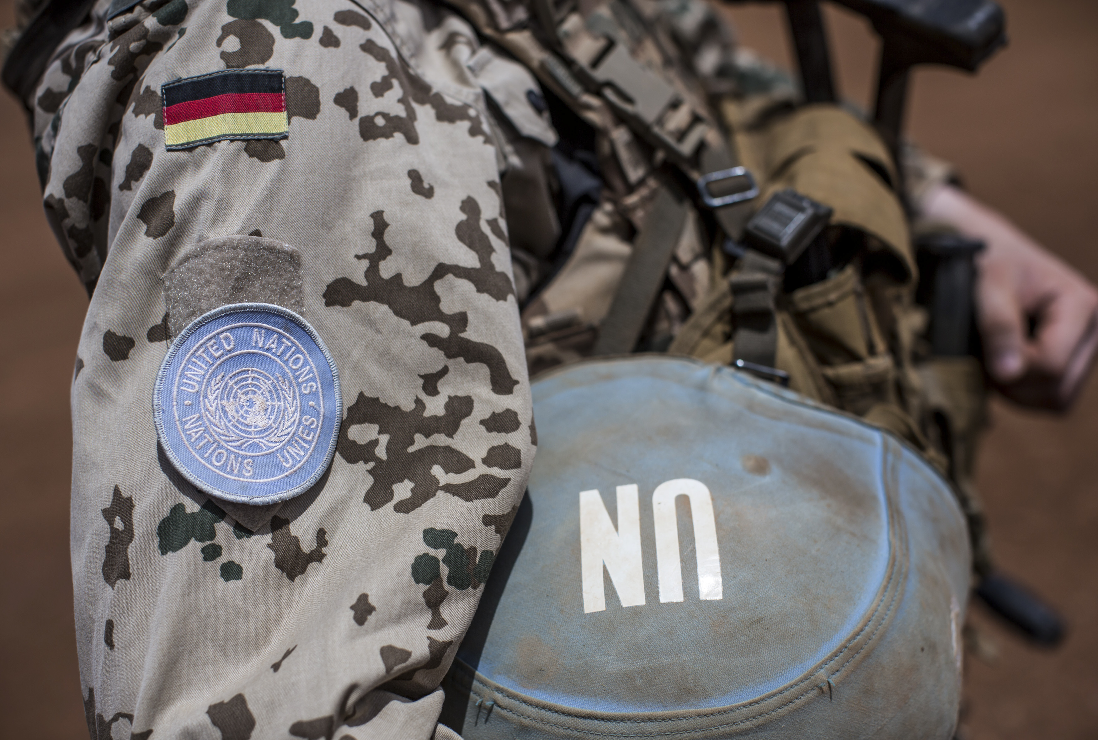 Ein deutscher Soldat des UN-Kontingents MINUSMA steht während eines Besuchs der deutschen Verteidigungsministerin von der Leyen im Camp Castor in Gao