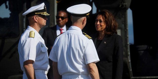 US-Vizepräsidentin Kamala Harris wird am 28. September 2022 von Militärangehörigen auf dem Marinestützpunkt Yokosuka in der Präfektur Kanagawa begrüßt. 