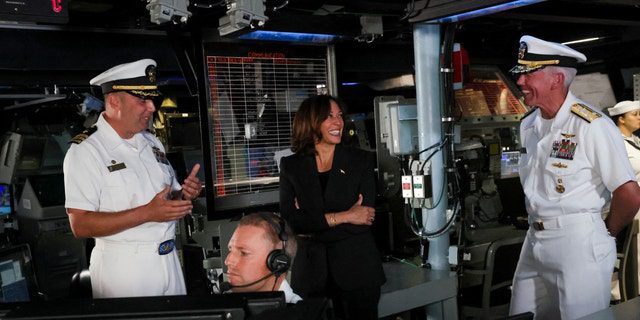 US-Vizepräsidentin Kamala Harris wird am 28. September 2022 von Mitgliedern der US-Marine im Combat Information Center (CIC) an Bord der USS Howard auf dem Marinestützpunkt Yokosuka, Präfektur Kanagawa, informiert.
