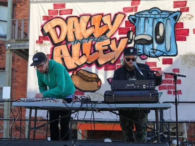 Mega Powers, ein alternatives Hip-Hop-Duo aus Detroit, trat 2017 im Dally in the Alley auf.