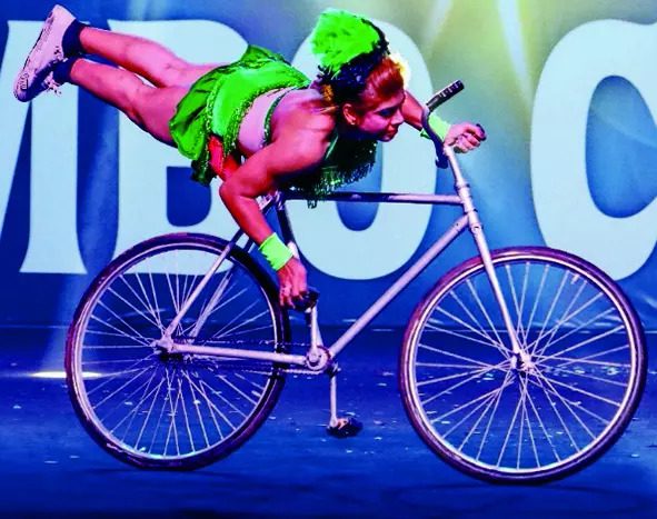 Pinky Khans Stunts auf dem Fahrrad sind keine Kleinigkeit, und sie brauchte viele Stunden Übung, um die Bewegungen zu perfektionieren.