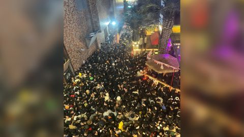 Eine Straße im Stadtteil Itaewon ist am Samstagabend in Seoul voller Menschen. 