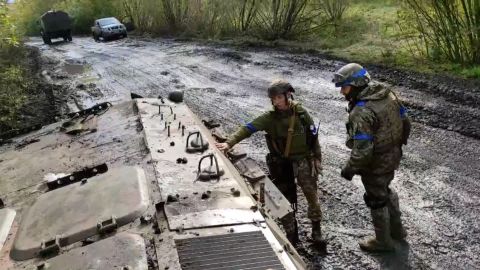 Von CNN erhaltenes Filmmaterial zeigt ukrainische Streitkräfte, die ländliche Gebiete von Donezk rund um die umstrittene Stadt Lyman kontrollieren. 