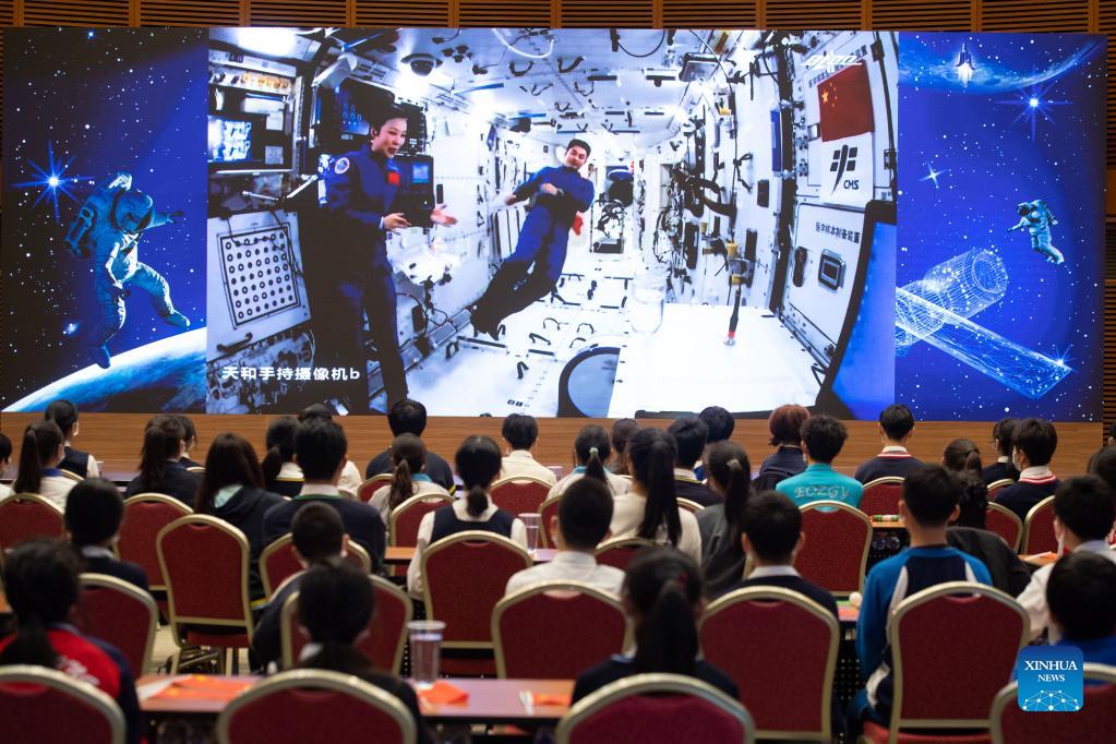 Schüler nehmen an einem Live-Unterricht teil, der von Besatzungsmitgliedern von Shenzhou-13 in der Sonderverwaltungszone Macau, China, 9. Dezember 2021 gehalten wird. /Xinhua