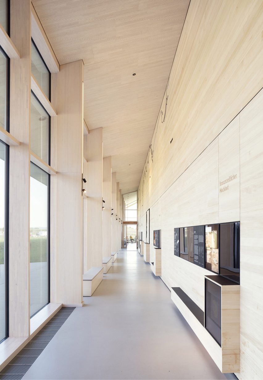 Mit Holz ausgekleideter Ausstellungsraum von MONO Architekten