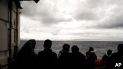 Migranten stehen am 5. November 2022 auf dem Deck des Rettungsschiffs Ocean Viking in der Straße von Sizilien im Mittelmeer.