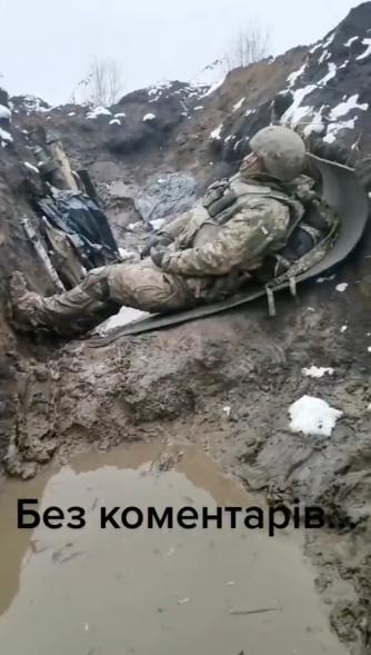 Ukrainische Soldaten stationiert in schlammigen Schützengräben.