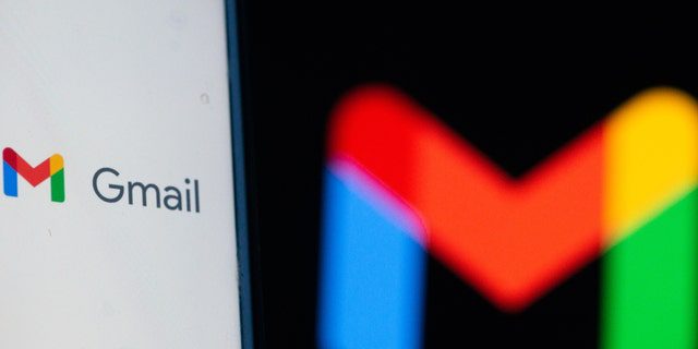 Ein Nutzer öffnet am 23. Oktober 2020 in L'Aquila, Italien, die Gmail-App mit dem neuen Logo. Nach sieben Jahren ändert Google Mail Gmail sein Logo. 