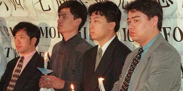 Chinesische Studentenführer halten am 3. Juni vor der chinesischen Botschaft in Washington eine Kerzenlicht-Mahnwache ab, um den siebten Jahrestag des Tiananmen-Massakers zu begehen.  Die Studenten, die die Tiananmen-Proteste anführten, flohen später aus China, im Bild von links nach rechts: Liu Gang, Zhou Fengsuo, Chen Tong und Wuer Kaixi. 