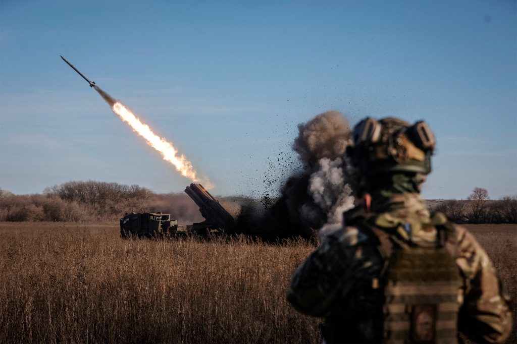 Ein ukrainischer Raketenwerfer feuert auf russische Stellungen in der Donbass-Region in der Ostukraine.