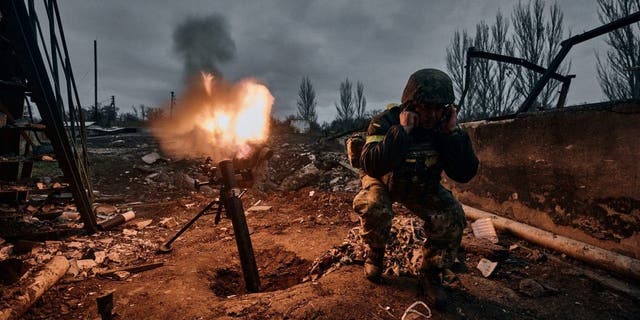 Ein ukrainischer Soldat feuert am Donnerstag, den 10. November 2022, einen Mörser auf russische Stellungen in Bachmut, Gebiet Donezk, Ukraine.