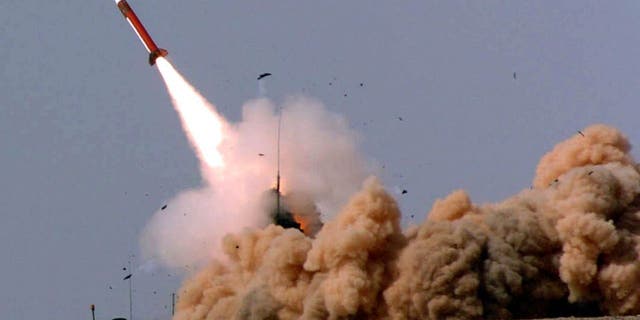 Eine Patriot-Rakete wird von einem Startplatz in der Wüste am 12. April 2005 im Süden Israels auf einem Foto abgefeuert, das von den israelischen Verteidigungskräften zur Verfügung gestellt wurde.