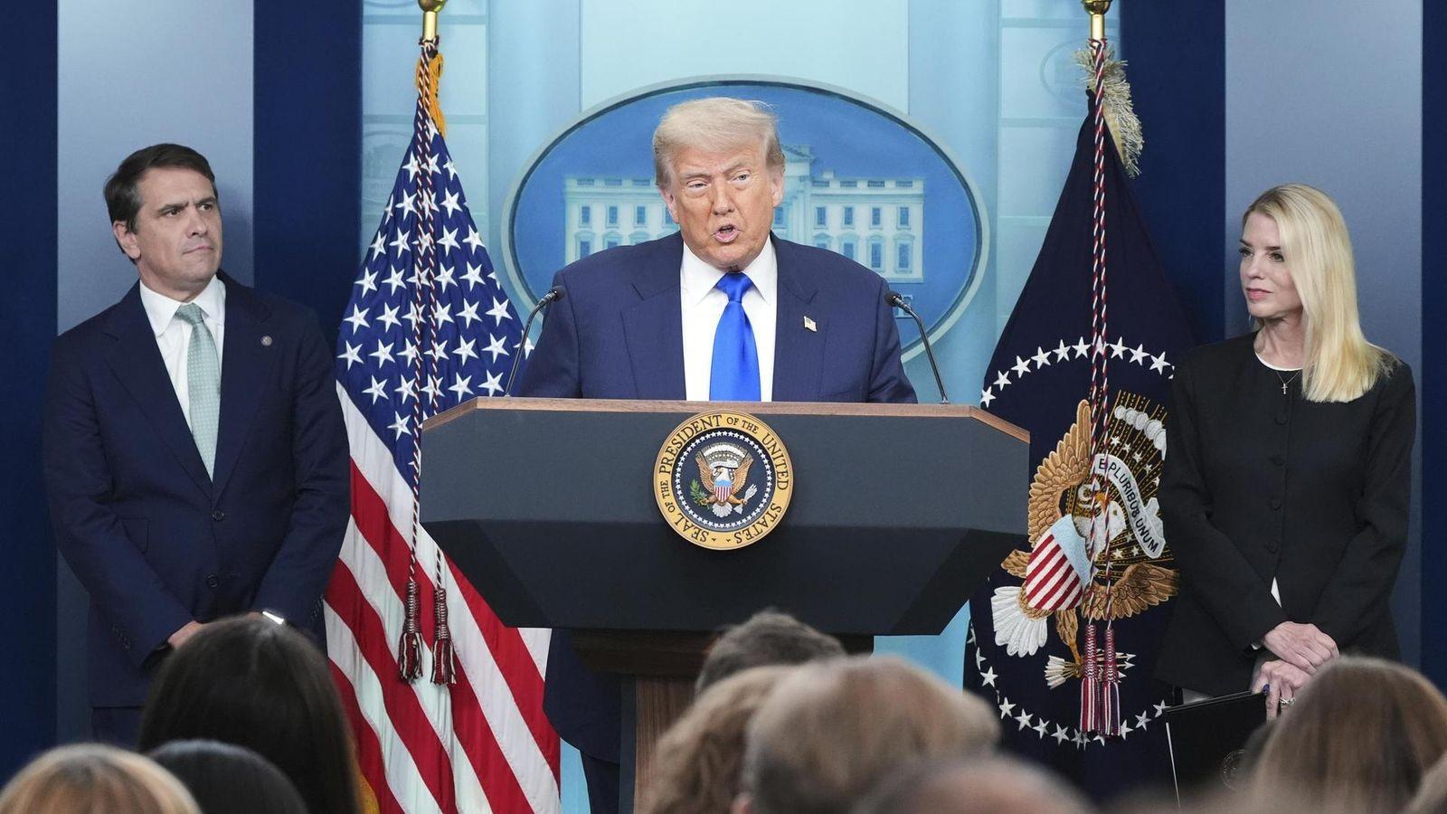 Lies from Donald Trump, the president flies forward, the president knows the details