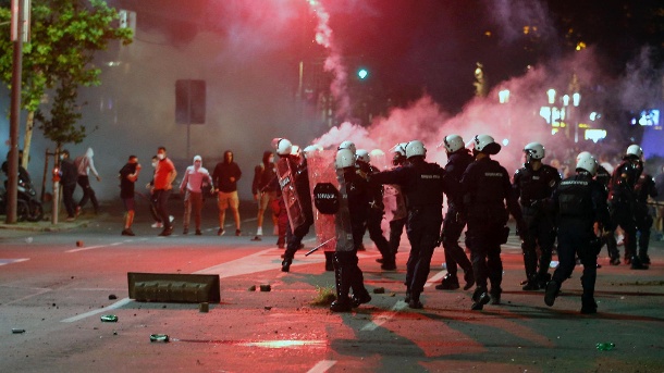 Belgrade: la police entre en conflit avec des manifestants.  Ils ont protesté contre le régime et la manière de gérer la crise de la couronne.  (Source: dpa / Darko Vojnovic)