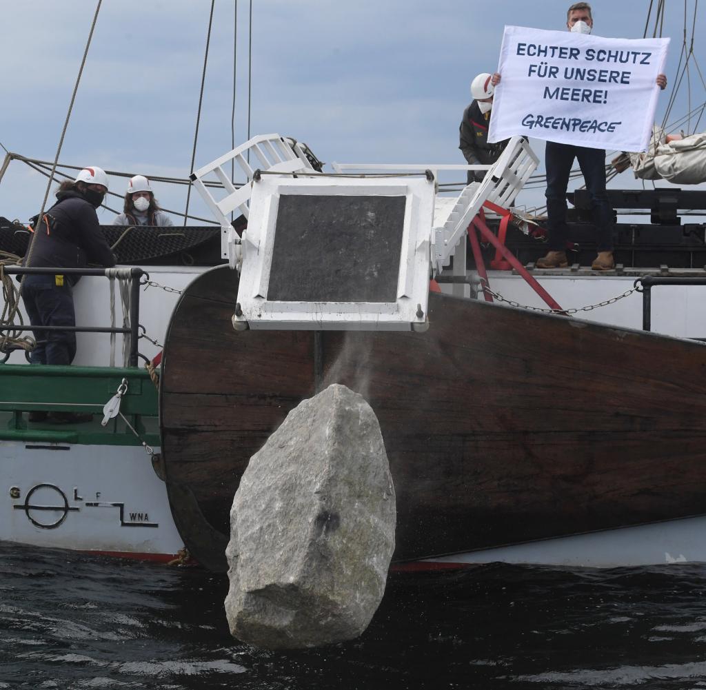 Greenpeace-Aktivisten bei ihrer Aktion vor Rügen