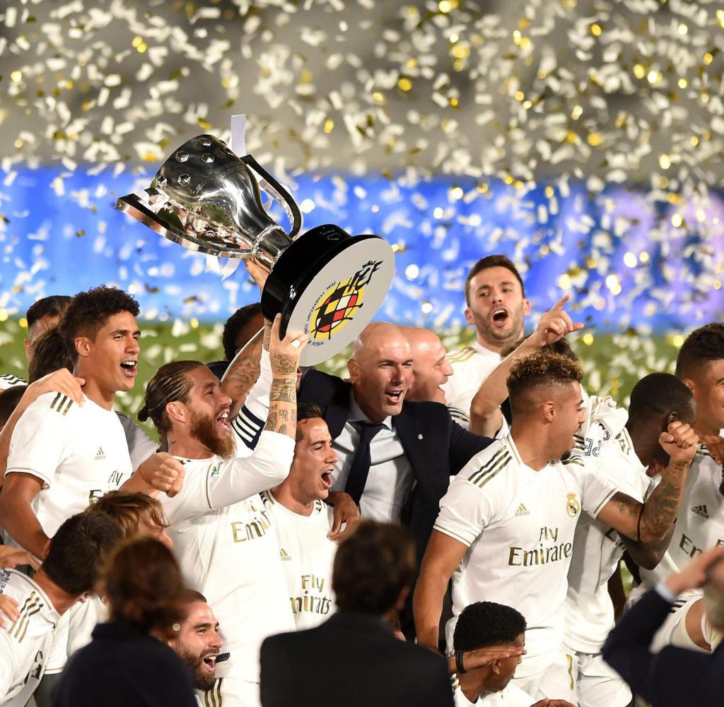 Real Madrids Kapitän Sergio Ramos stemmt nach dem Sieg über Villarreal den Meisterpokal in den Nachthimmel
