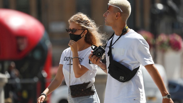 Touristen mit Maske in London: In Großbritannien fürchtet man sich vor weiteren Corona-Ausbrüchen. (Quelle: AP/dpa/Alastair Grant)