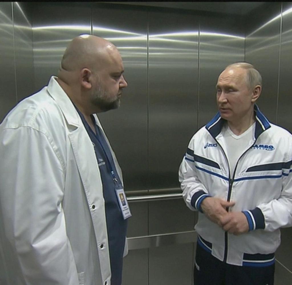 Ein russischer Arzt (l.), später selbst mit Corona infiziert, Ende März mit Wladimir Putin