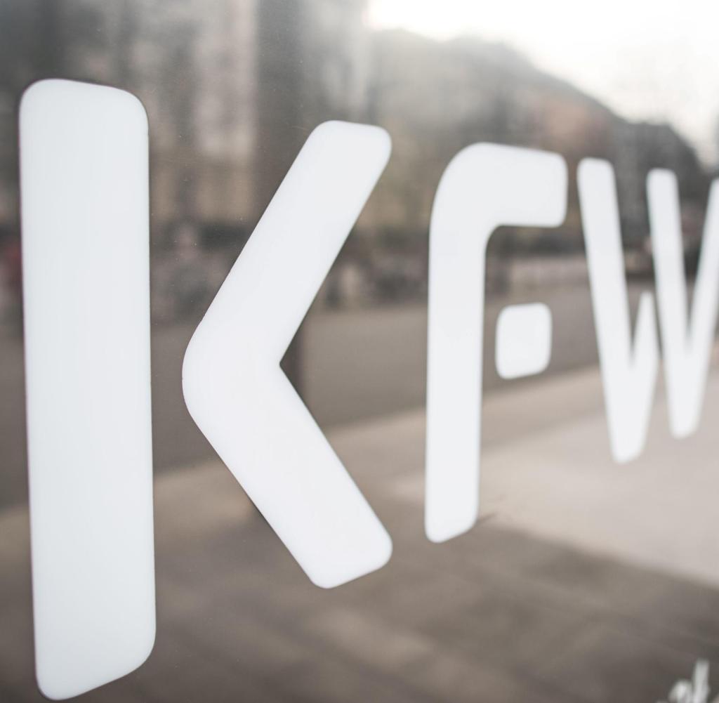 Das Schild glänzt. Logo der KfW an der Zentrale der Bank in Frankfurt am Main