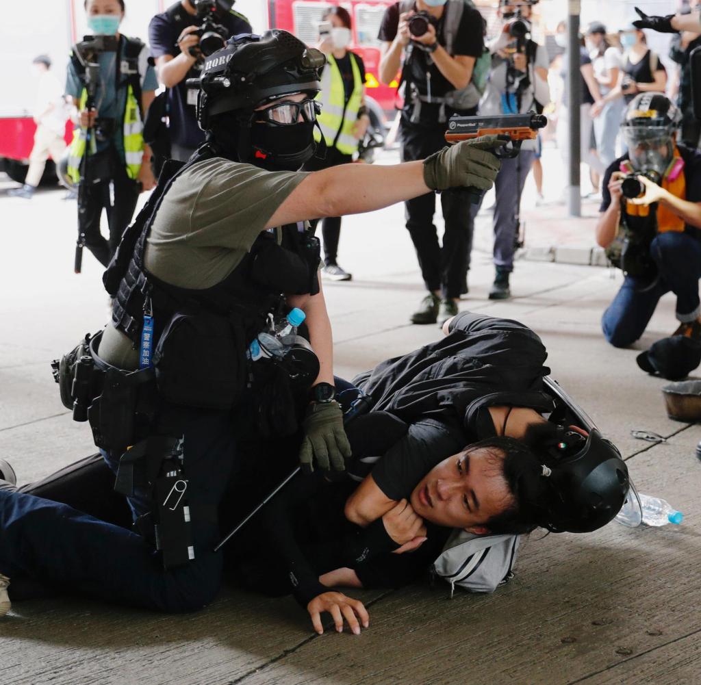 Den Staat schützen, um jeden Preis: Polizist mit Tränengaspistole beim Einsatz in Hongkong