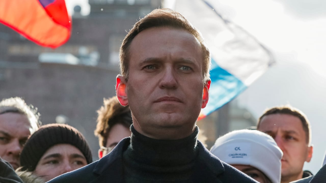 Alexej Nawalny: Kreml-Kritiker Nawalny hängt an Beatmungsgerät – mutmaßlich vergiftet - Politik