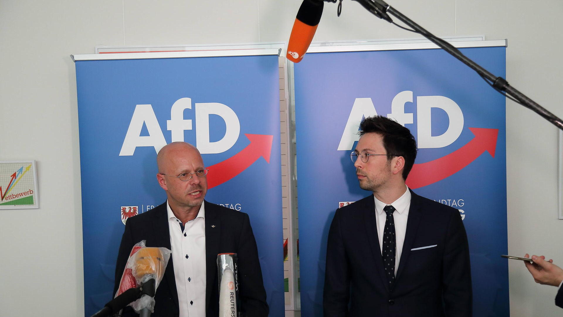 Andreas Kalbitz begrüßt AfD-Parteifreund Dennis Hohloch mit Schlag in die Seite: Krankenhaus