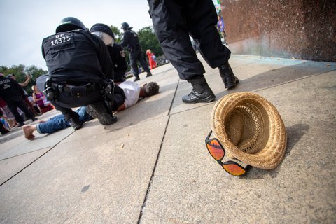 Ein Mann wird bei einem Protest gegen die Corona-Maßnahmen an der Siegessäule festgenommen