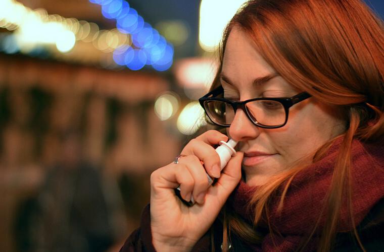 Kann ein Nasenspray vor einer Infektion schützen?