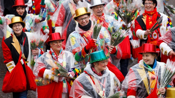 Jecken beim Kölner Rosenmontagszug im Frühjahr: Der "Zollstocker Dienstagszug" ist als erster Karnevalszug der kommenden Session abgesagt worden. (Archivfoto) (Quelle: imago images)