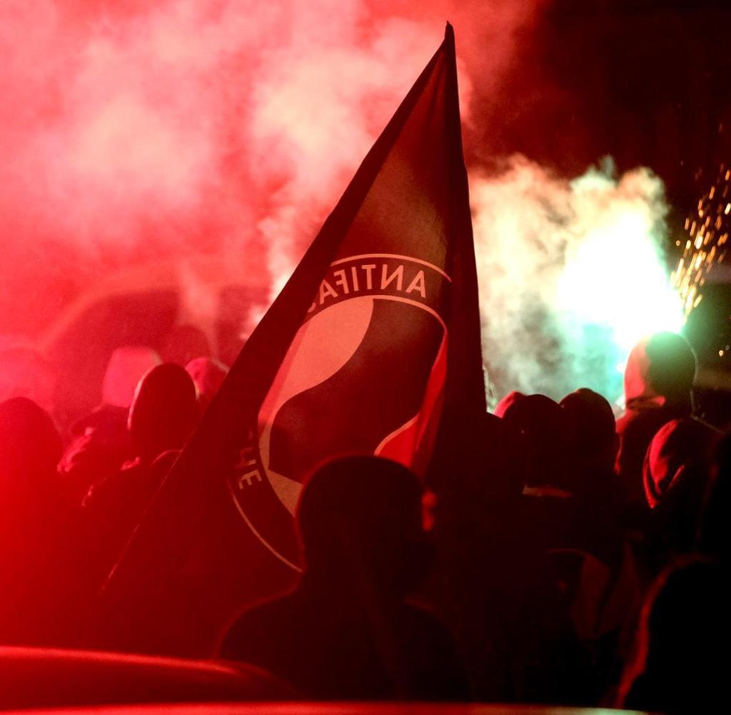 Linke Unruhen in Leipzig-Connewitz: Die Antifa-Flagge ist da