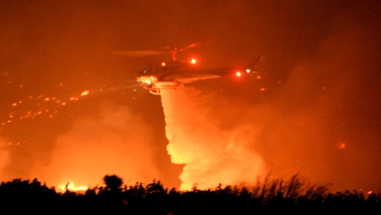 "Bobcat" -Feuer wütet im Norden von Los Angeles - Evakuierungen werden organisiert