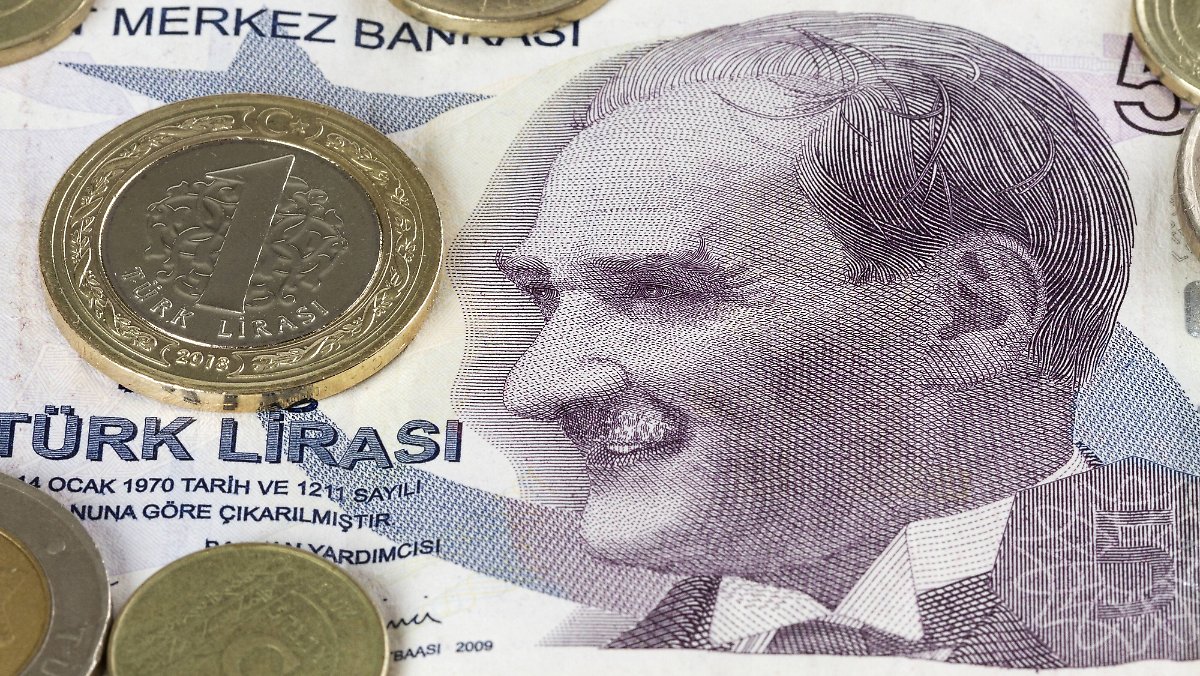Experte spricht von "Blutbad": Türkische Lira fällt auf neuen Rekord