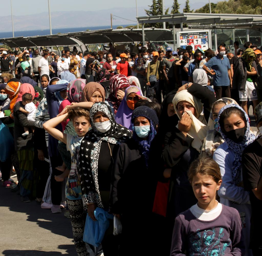 Tausende Menschen standen am Donnerstag in Lesbos zum Essen an