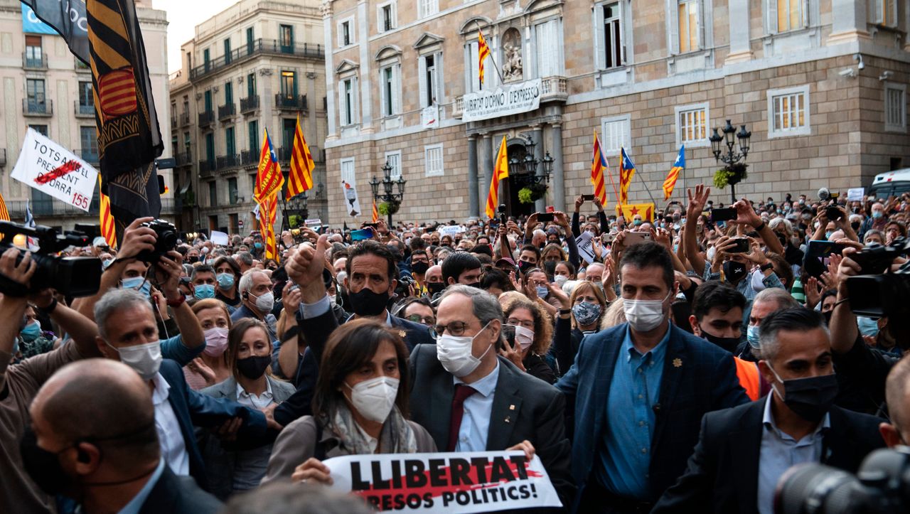 Katalonien: Tausende Menschen demonstrieren nach dem Sturz des Regierungschefs