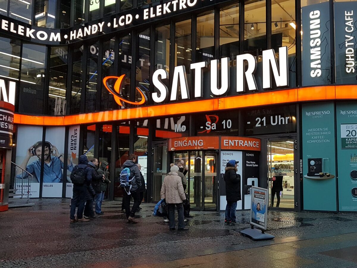 Eingang eines Saturn-Marktes