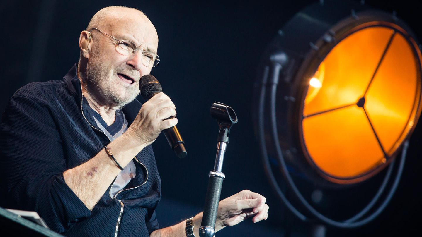 2019 in Stuttgart: Sänger Phil Collins steht auf der Bühne und singt.  Die britische Musiklegende will, dass US-Präsident Trump seinen Hit verbietet "In der Luft heute Nacht" im Wahlkampf zu verwenden.