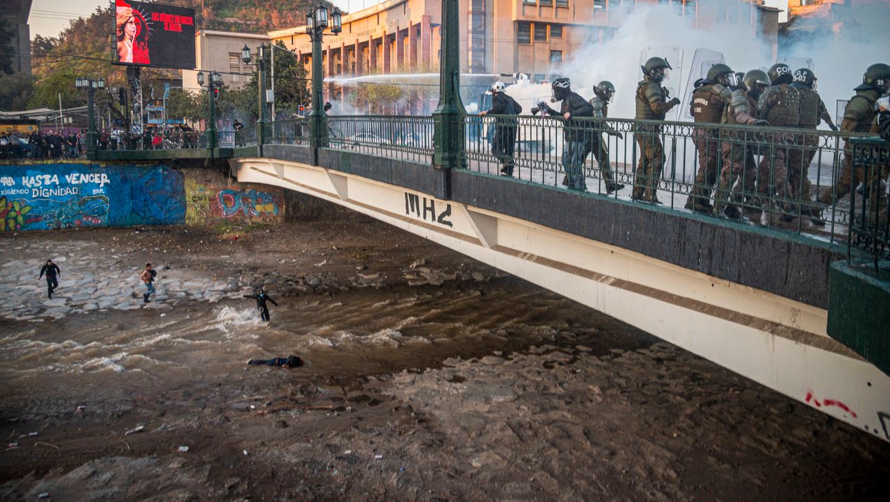 Santiago de Chile: Die Polizei soll 16-jährige Demonstranten von der Brücke gestoßen haben