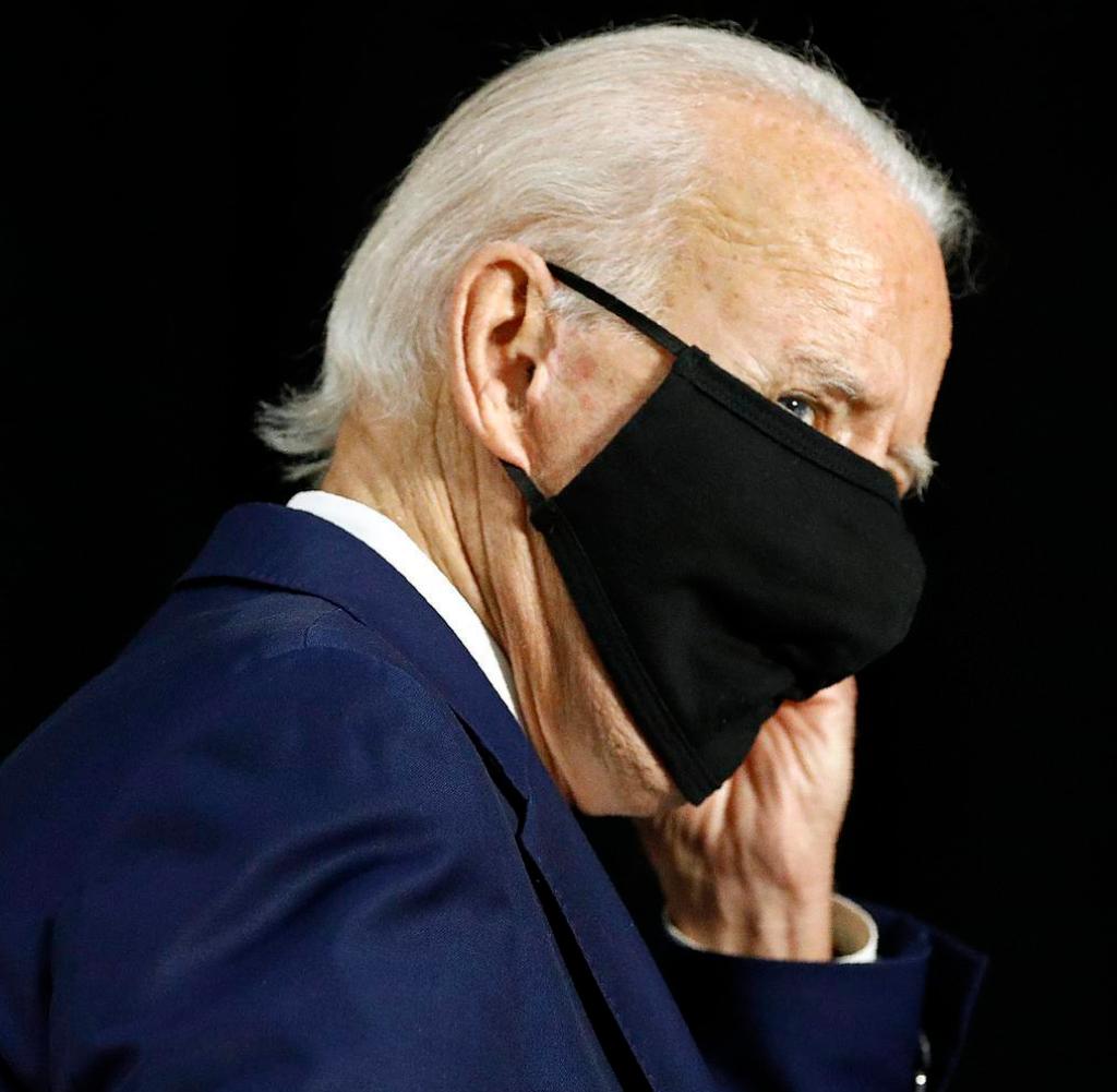 Joe Biden kämpft nur mit einer Maske