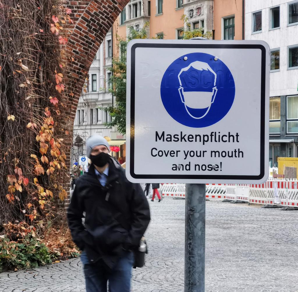 10. November 2020, München, Bayern, Deutschland: Szenen mit Maskenanforderungsschildern rund um die Münchner Innenstadt.  In der Innenstadt kommen Käufer und Touristen aus München, Deutschland und der ganzen Welt zusammen und aufgrund dieser oft umständlichen Bedingungen sind Masken und Entfernungsanforderungen vorhanden.  Trotz der Regeln und Polizeikontrollen tragen viele Menschen weder Masken noch distanzieren sie sich.  Oft in Stachus gesehen werden bis zu 100% entlarvt mit vielen Witzen, nur ein paar Meter von der Polizei entfernt zu gehen, um einen Stopp und ein Ticket zu vermeiden.  (Bildnachweis: © Sachelle Babbar / ZUMA Wire |