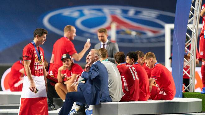 Bayern-Chef Karl-Heinz Rummenigge wechselt nach dem Gewinn der Champions League zu den Spielern