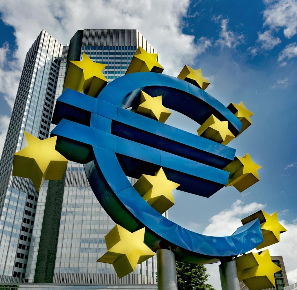 Dieses große Euro-Symbol befindet sich am Willy-Brandt-Platz vor dem Eurotower.  Links ist die Commerzbank Frankfurt am Main Getty ImagesGetty Images