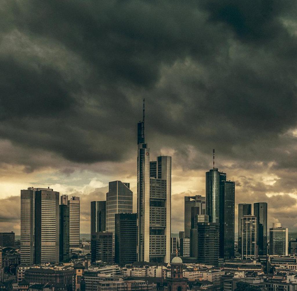 Frankfurter Skyline: Die neuen Zahlen von Ifo erschüttern den Aktienmarkt