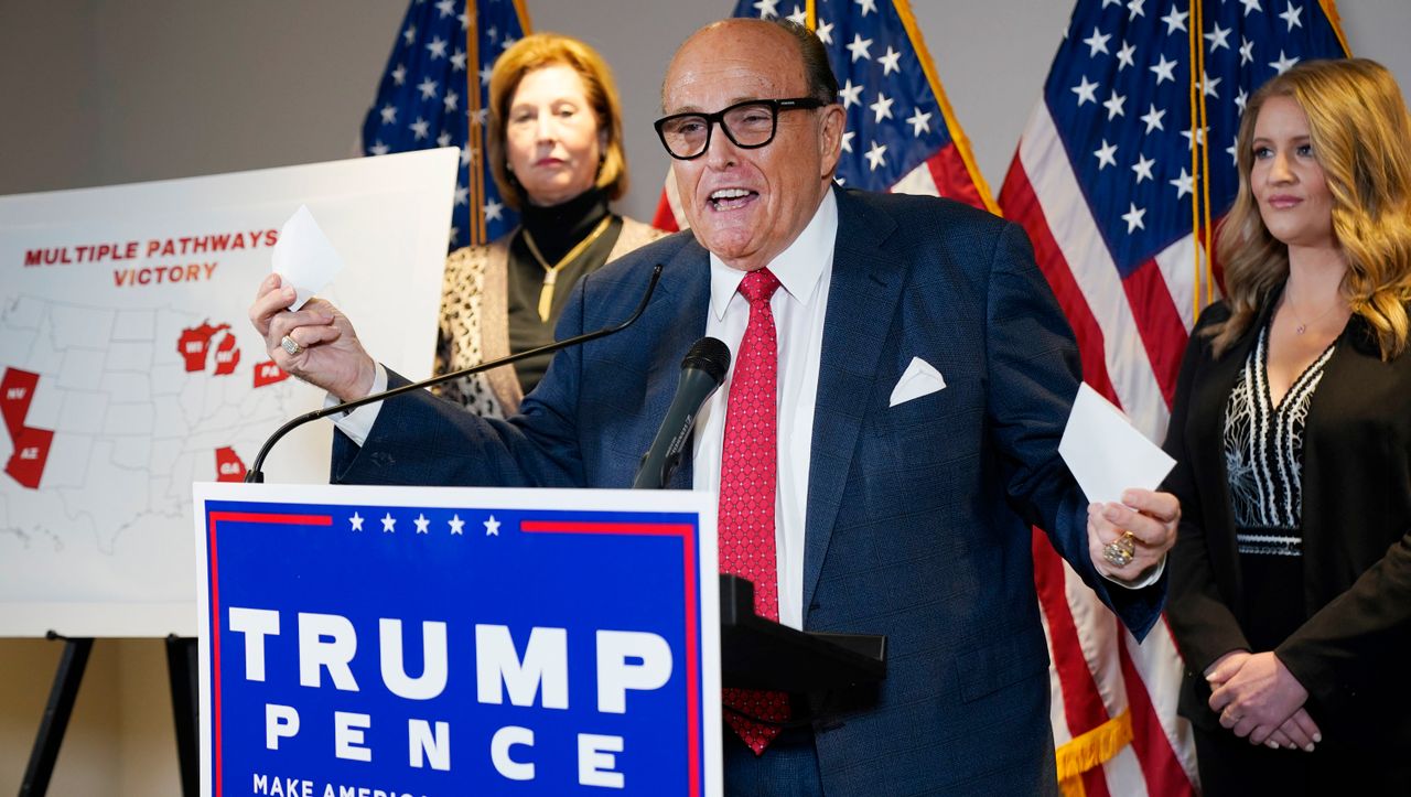 Donald Trumps Anwalt Rudy Giuliani infizierte sich mit der Krone