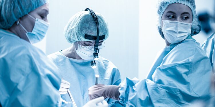 Medizinisches Personal während einer Operation.