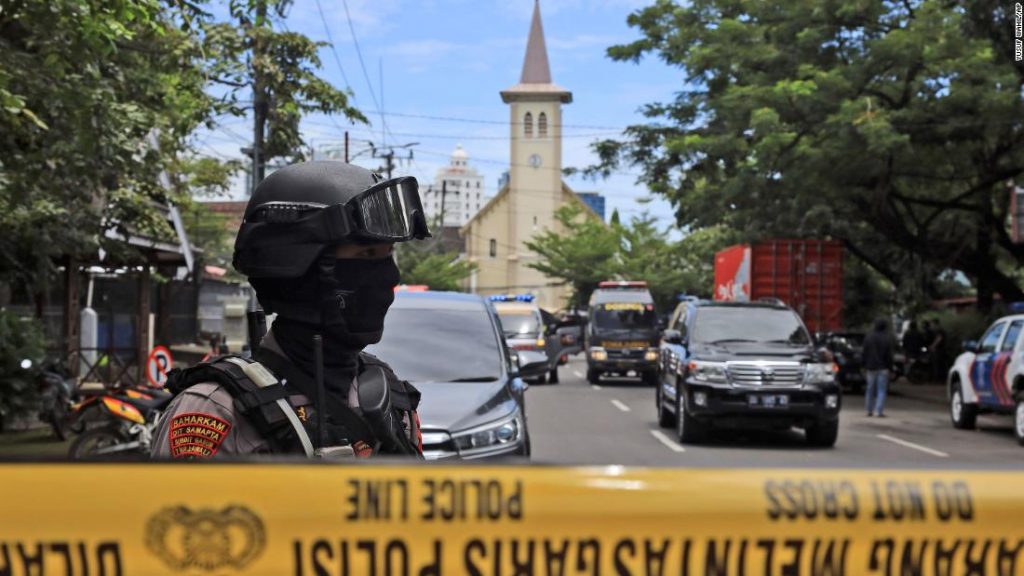 Bombenanschlag auf Indonesien: 14 bei mutmaßlichem Angriff außerhalb der katholischen Kirche verletzt