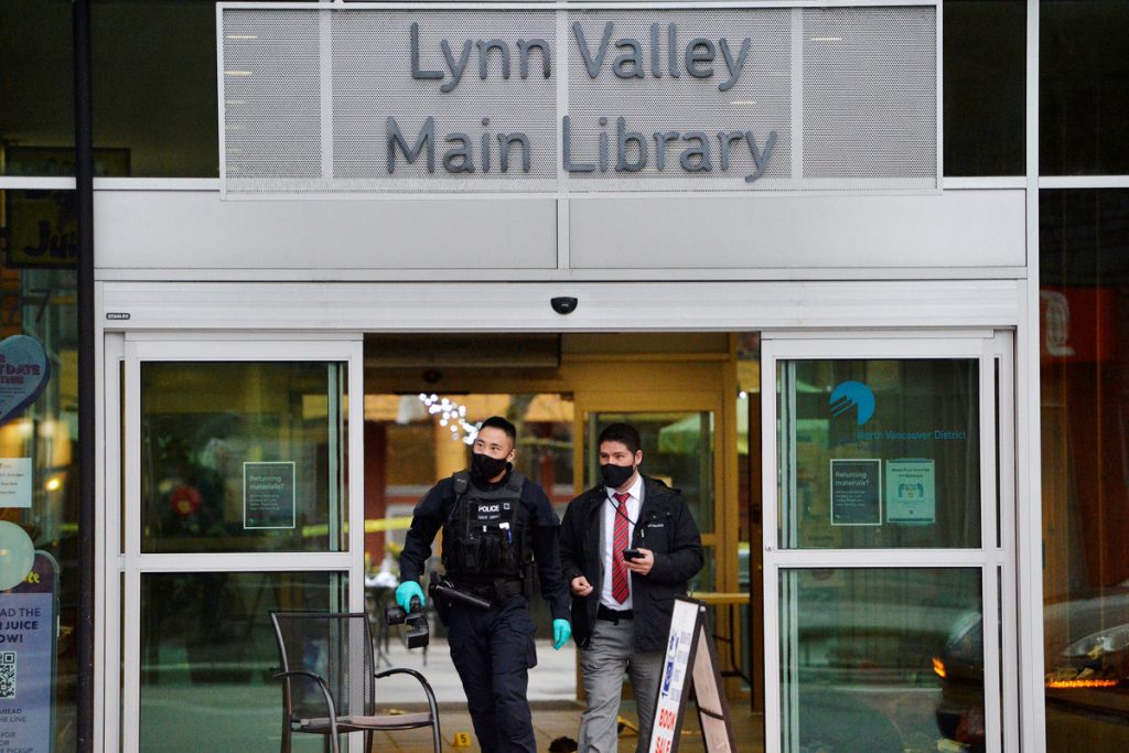 Das angespannte Video zeigt Polizisten, die das Messer der Vancouver-Bibliothek zerstören.