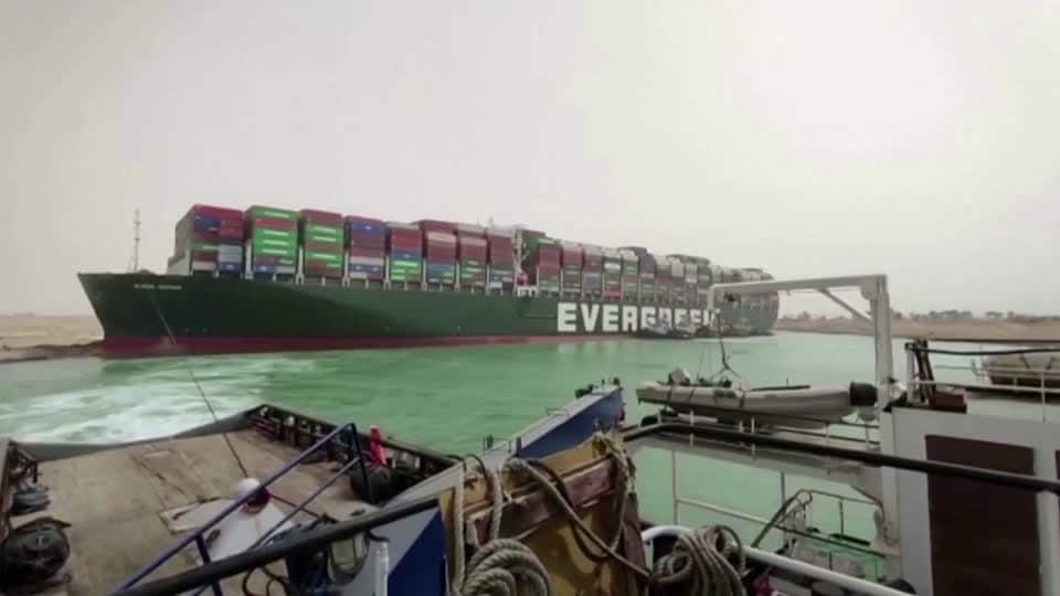 Rettung des Suezkanals: Riesenschiff blockiert die Route vom Roten Meer zum Mittelmeer, das Wiederaufschwimmen könnte Wochen dauern